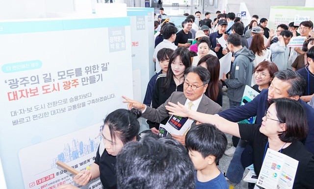 강기정 광주광역시장이 지난 5월24일 오후 시청1층 시민홀에서 진행된 ‘2025정책평가박람회’에 참여해 부스를 찾은 한 가족과 정책에 대한 의견 수렴하고 있다./광주광역시 제공