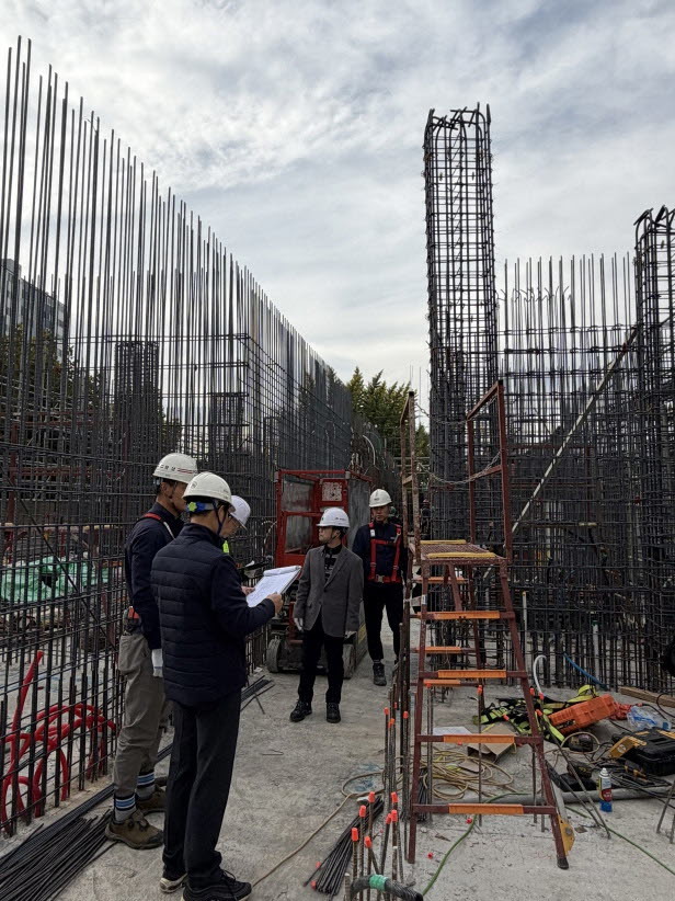 대구시는 지난 3일을 시작으로 내달 13일까지 동절기 대비 민간 건축공사장 안전점검을 실시하고 있다. 사진은 건축공사장 현장 안전점검을 하고 있는 모습 / 대구시 제공