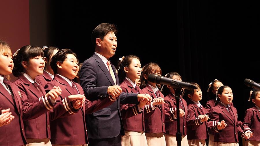 박용선 경상북도의회 의원이 15일 포항시청 대잠홀에서 ‘의정 보고회’를 열고 지난 12년간의 의정활동을 시민들에게 보고했다./이하 박용선 의원