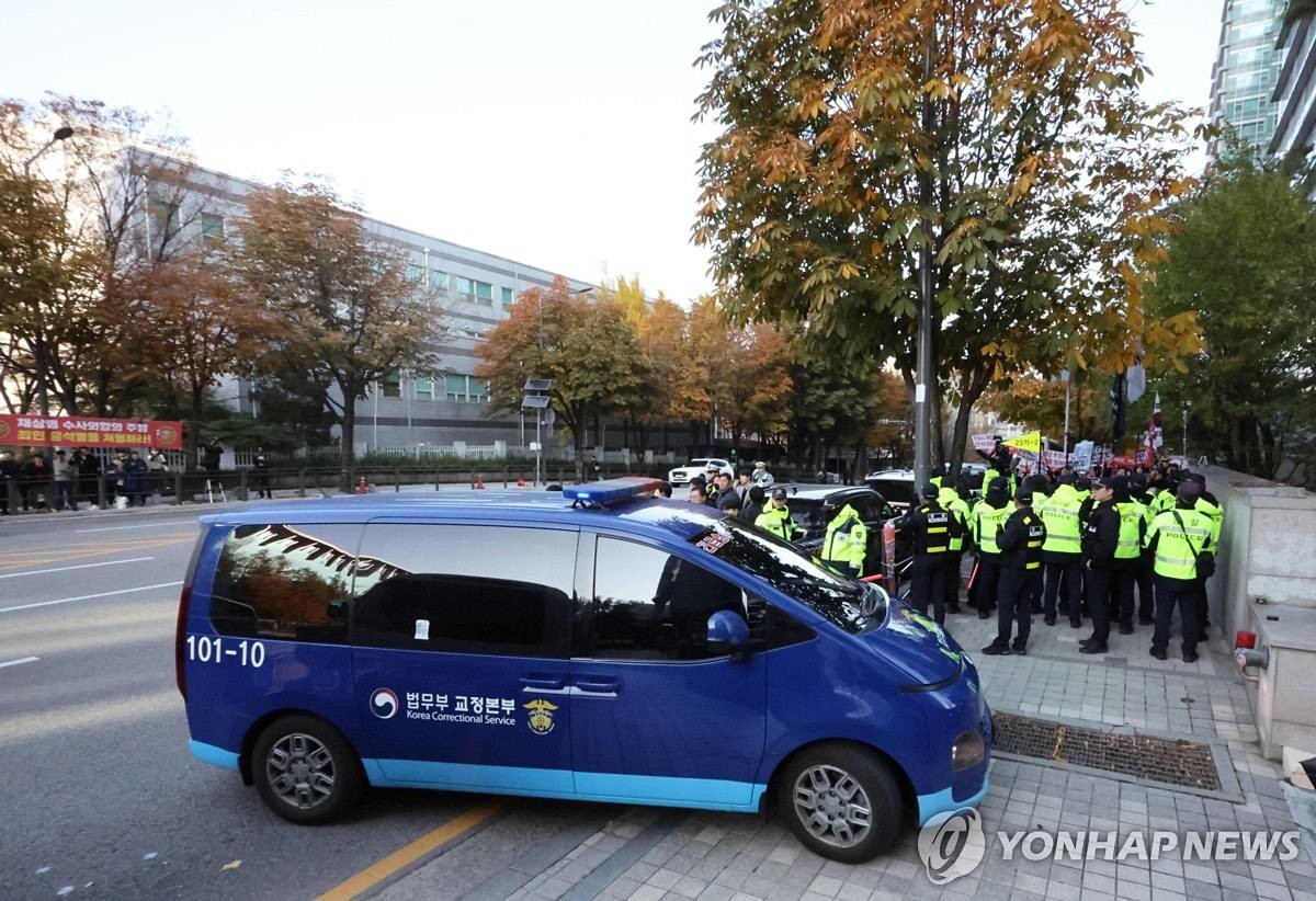윤석열 전 대통령이 탑승한 호송차가 앞서 11일 서울 서초구 이명현 순직해병 특별검사팀 사무실 지하주차장으로 들어서고 있다 / 연합뉴스