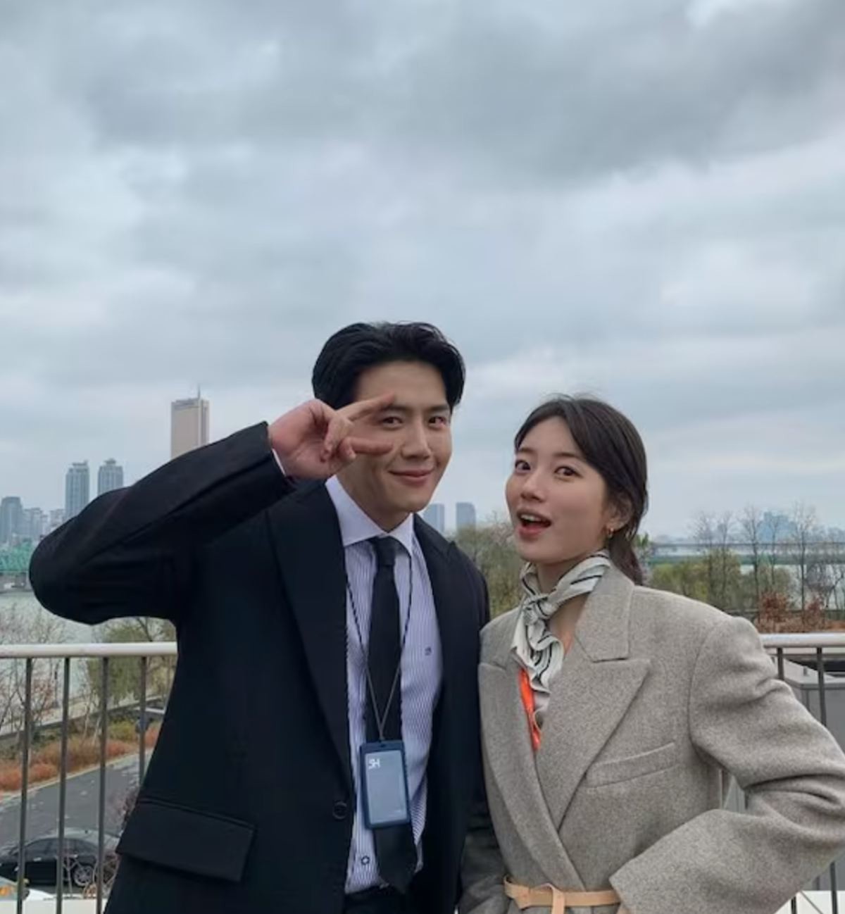 '스타트업' 촬영 당시 김선호, 수지. / 수지 인스타그램