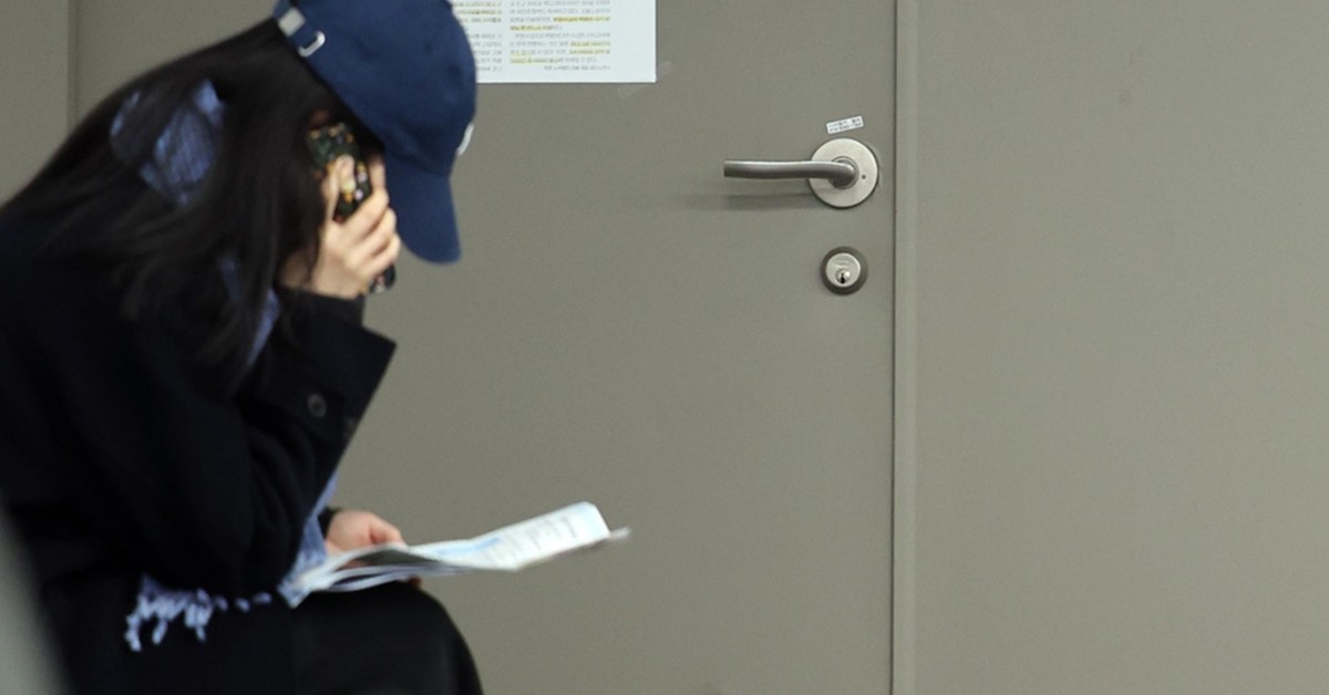 한 구직자가 실업급여 설명회장 앞에 앉아 있다. / 뉴스1