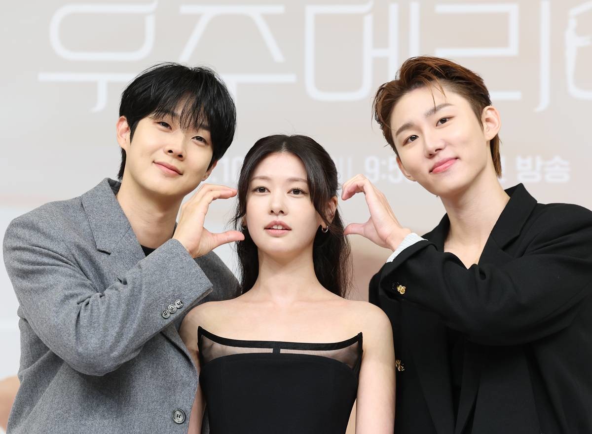 배우 최우식(왼쪽부터)과 정소민, 서범준이 지난 10월 10일 서울 양천구 목동 SBS에서 열린 금토 드라마 ‘우주메리미’의 제작발표회에 참석해 포즈를 취하고 있다. ‘우주메리미’는 최고급 신혼집 경품을 차지하기 위해 90일간의 위장 결혼을 시작한 김우주(최우식 분)와 유메리(정소민 분)의 로맨스를 담은 드라마다 / 뉴스1