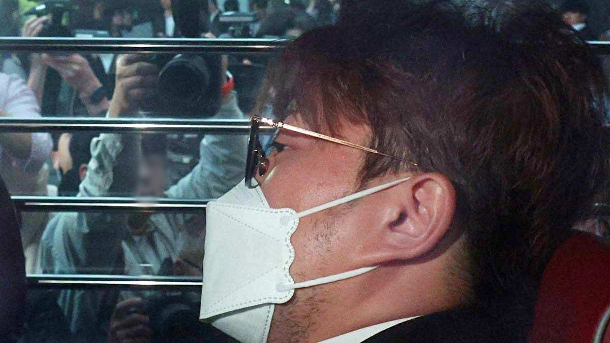 김호중이 지난해 5월 31일 오전 서울 강남경찰서에서 나와 검찰로 구속 송치되고 있다. / 뉴스1