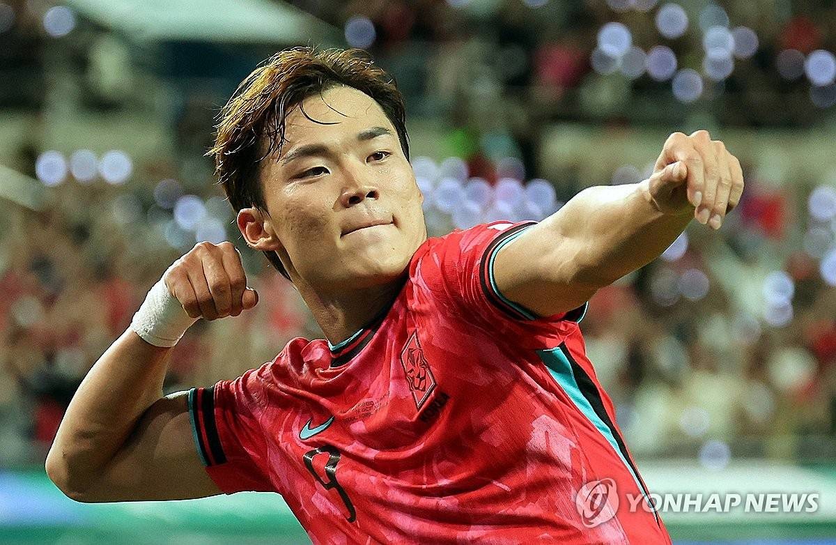 14일 서울 마포구 서울월드컵경기장에서 열린 한국과 파라과이 축구 대표팀의 친선경기. 오현규가 추가골을 넣은 뒤 세리머니를 하고 있다 / 연합뉴스