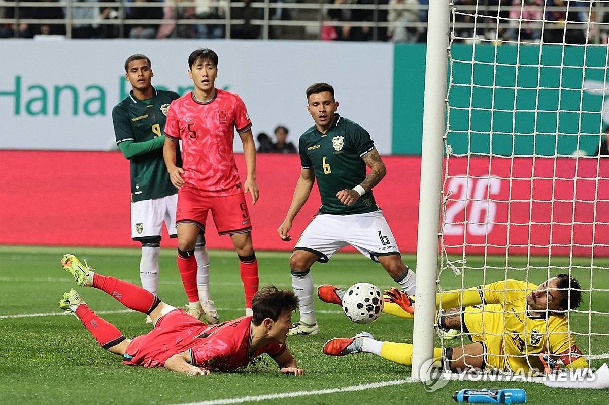 14일 대전월드컵경기장에서 열린 남자축구 국가대표 A매치 평가전 대한민국과 볼리비아의 경기. 이재성이 헤딩슛을 하고 있다 / 연합뉴스