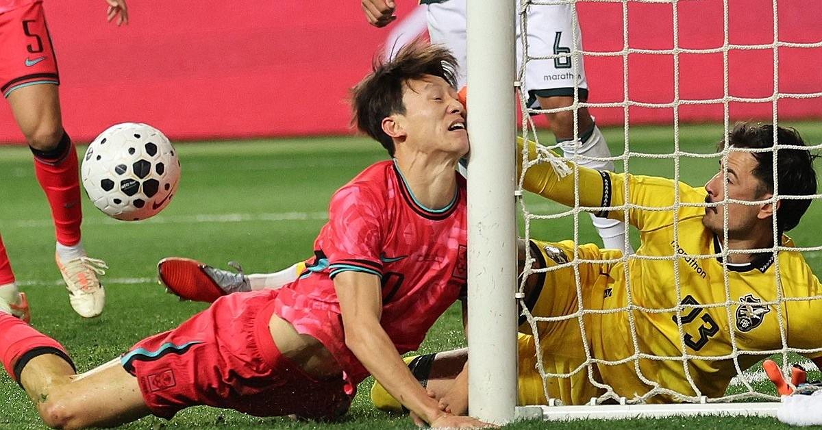 14일 대전월드컵경기장에서 열린 남자축구 국가대표 A매치 평가전 대한민국과 볼리비아의 경기.이재성이 몸을 날려 헤더슛을 한 뒤 골대에 얼굴을 부딪치고 있다 / 연합뉴스