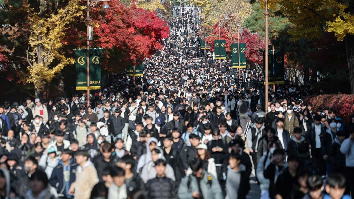 16일 2026학년도 대입 수시모집 논술시험이 열린 서울 종로구 성균관대학교에서 시험을 마친 수험생들이 고사장을 나서고 있다. / 연합뉴스