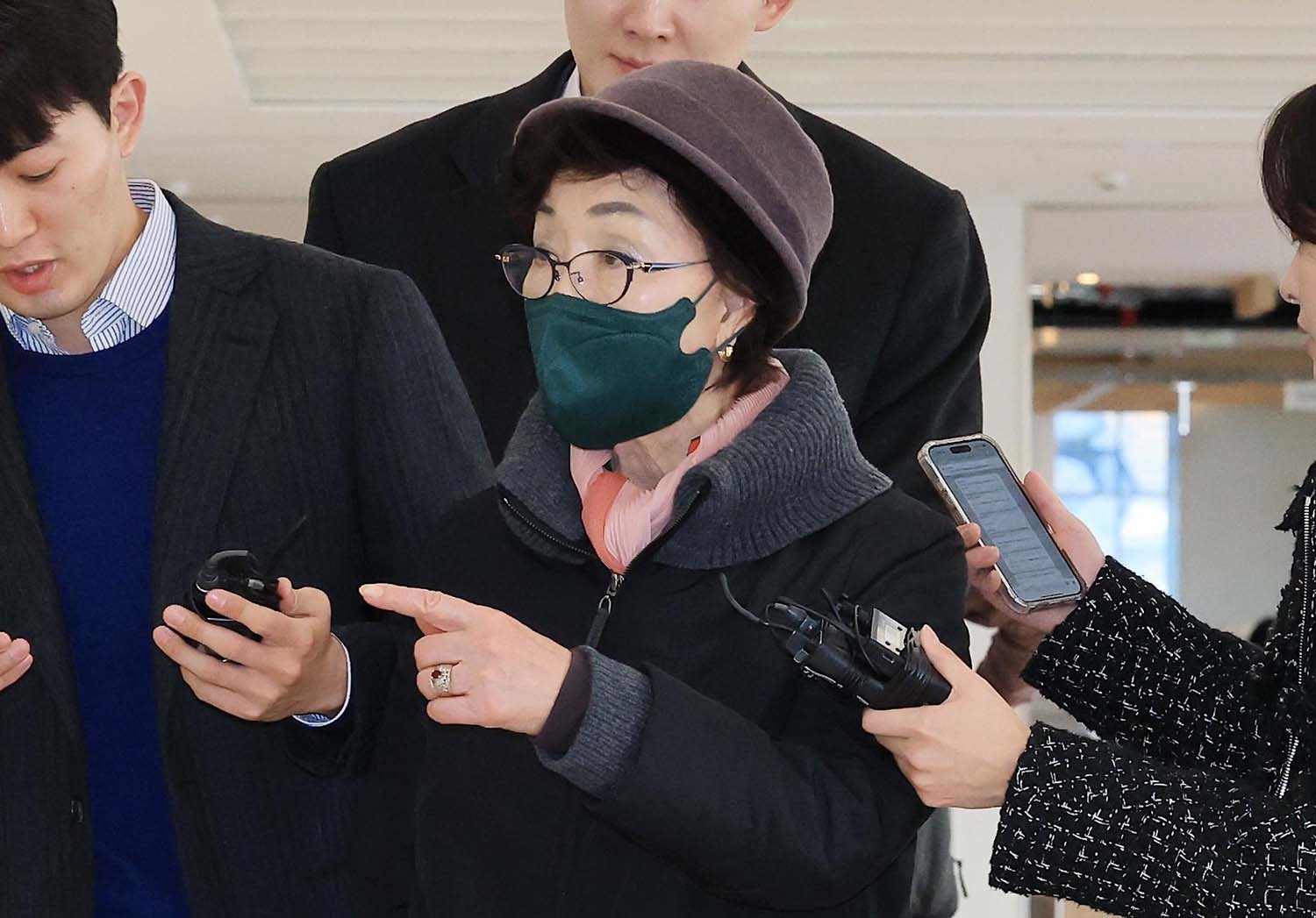 윤석열 전 대통령의 부인 김건희 여사의 모친 최은순씨가 11일 오전 서울 종로구 KT광화문빌딩 웨스트에 마련된 김건희특검 사무실에 피의자 신분으로 출석하고 있다. / 뉴스1