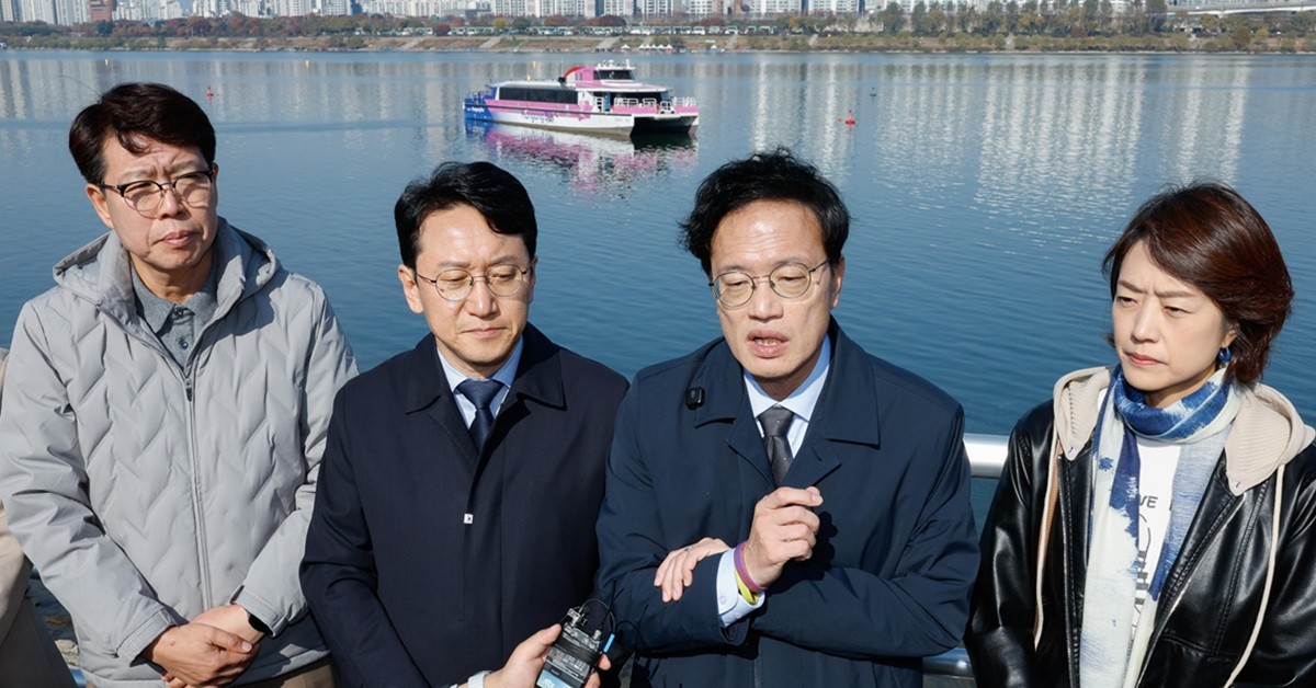 박주민, 천준호, 김남근, 고민정 더불어민주당 의원과 서울시의원들이 16일 서울 송파구 잠실선착장 인근 한강버스 중단 사고 현장을 살피며 운항 전면 중단을 촉구하고 있다. / 뉴스1