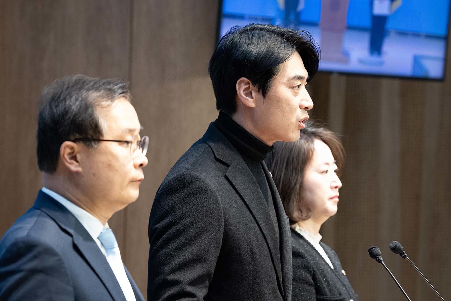 한준호 더불어민주당 정치검찰 조작기소대응특별위원회 위원장을 비롯한 소속 의원들이 16일 서울 여의도 국회 소통관에서 대장동 사건 정영학 녹취록 조작 정치검찰 규탄 기자회견을 하고 있다. 왼쪽부터 이건태 의원, 한 위원장, 이주희 의원. / 뉴스1