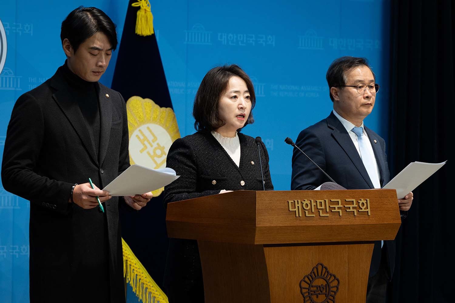 더불어민주당 정치검찰 조작기소대응특별위원회 소속 의원들이 16일 서울 여의도 국회 소통관에서 대장동 사건 정영학 녹취록 조작 정치검찰 규탄 기자회견을 하고 있다. 왼쪽부터 한준호, 이주희, 이건태 의원. / 뉴스1