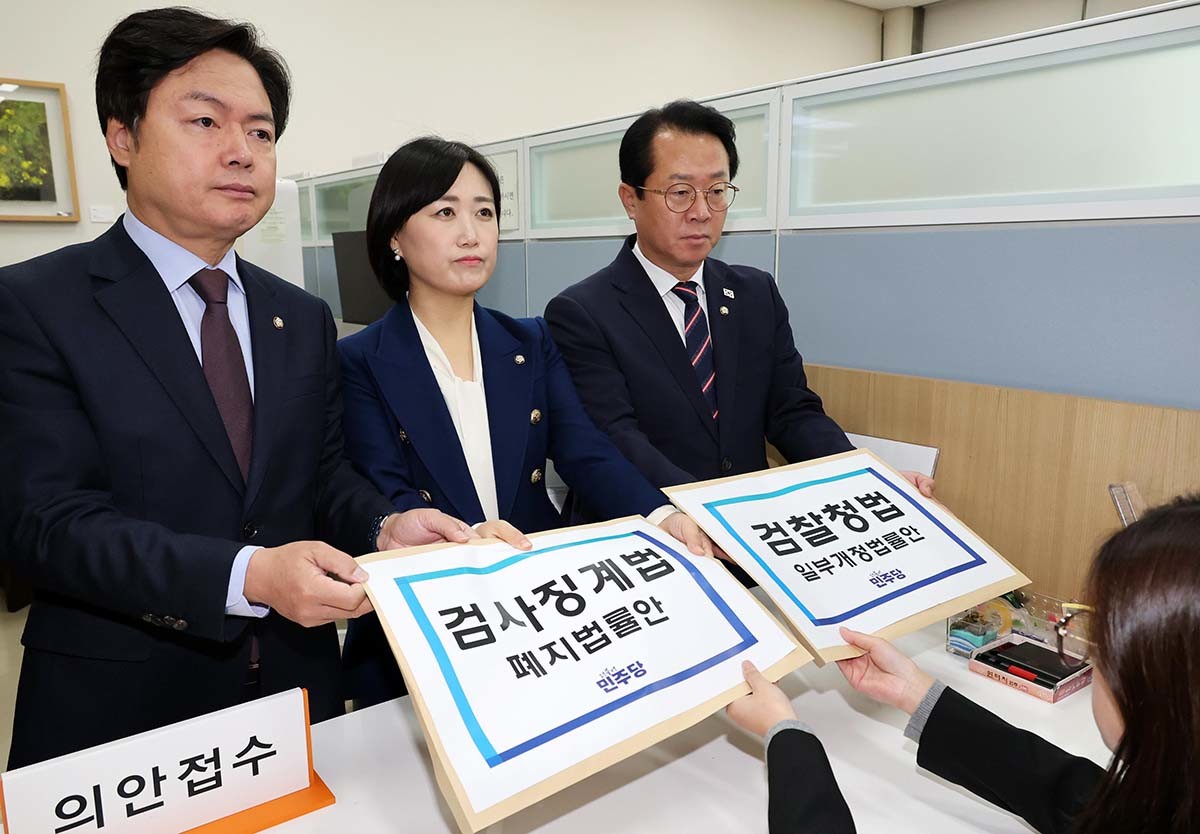 김현정, 백승아, 문금주 더불어민주당 의원(왼쪽부터)이 14일 서울 여의도 국회 의안과에 검찰청법•검사징계법개정안을 제출하고 있다. /뉴스1(공동취재)