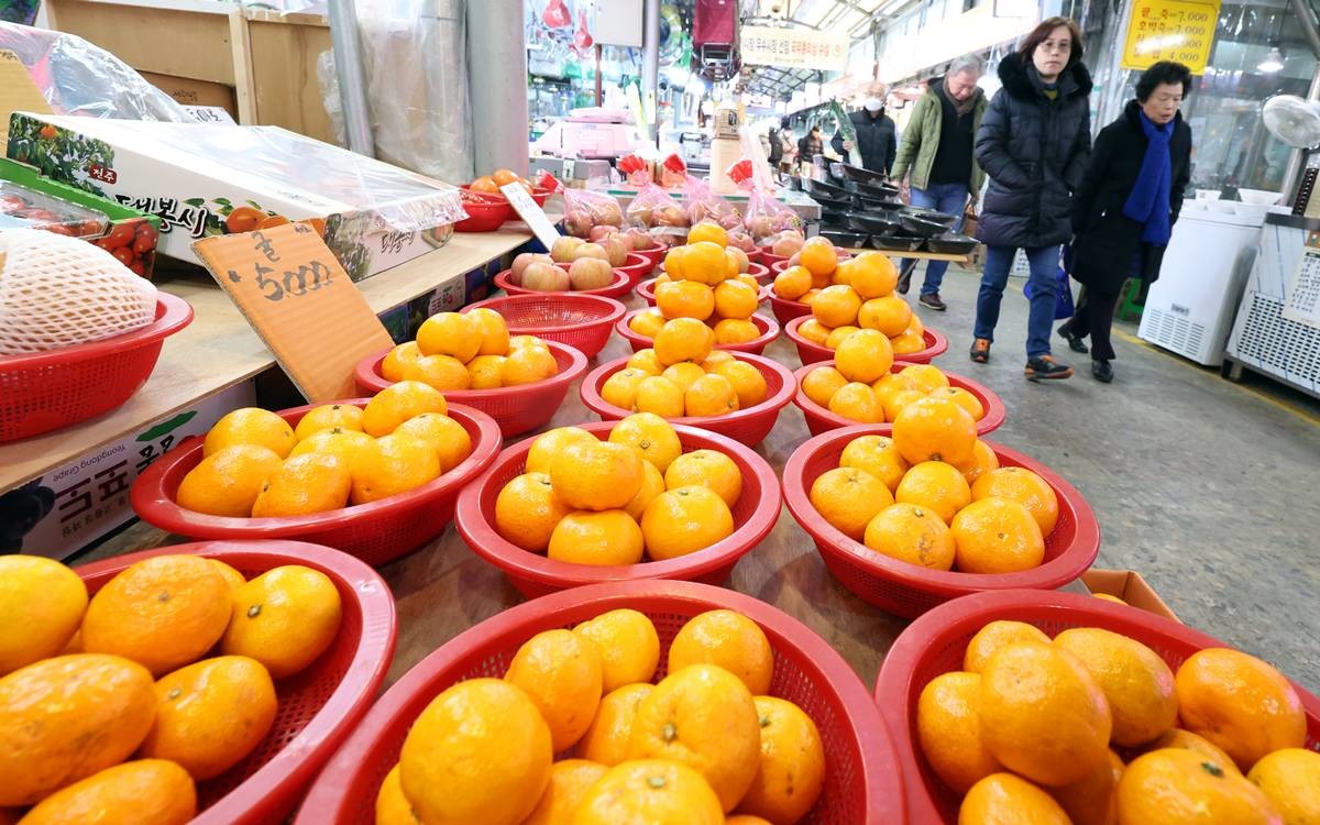 서울 서대문구 영천시장에서 시민들이 장을 보고 있다 / 뉴스1