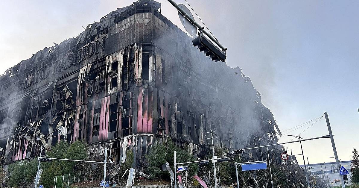 16일 오후 충남 천안시 동남구 풍세면 이랜드패션 물류센터가 전날 발생한 화재로 건물 일부가 붕괴돼 있다. 지난 15일 오전 6시 8분께 화재가 발생한 이랜드패션 물류센터에서 이틀째 진화 작업이 이어졌다 / 연합뉴스