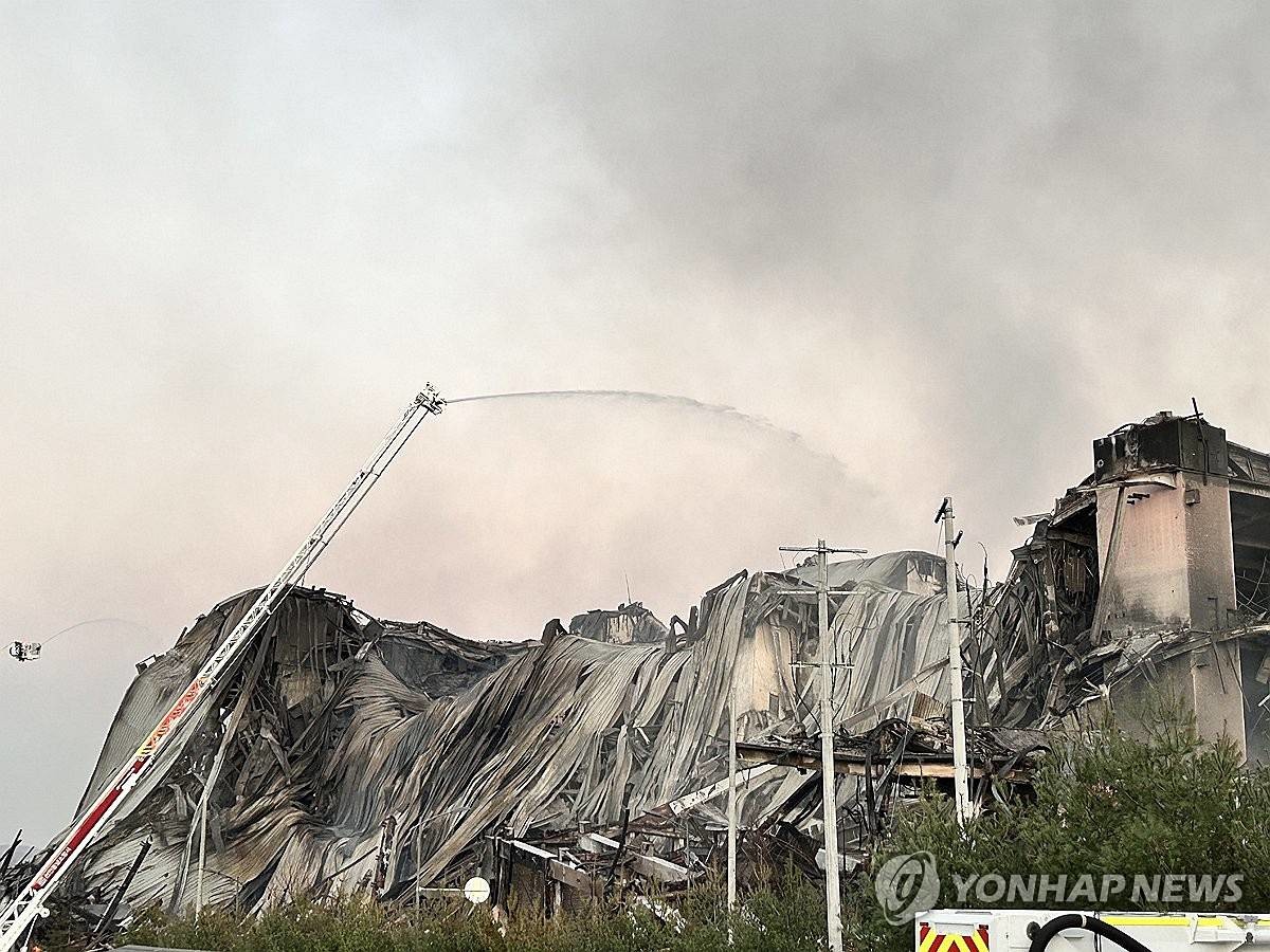 16일 오후 충남 천안시 동남구 풍세면 이랜드패션 물류센터에서 전날 발생한 화재로 건물 일부가 붕괴돼 있다. 지난 15일 오전 6시 8분께 화재가 발생한 이랜드패션 물류센터에서 이틀째 진화 작업이 이어지고 있다 / 연합뉴스