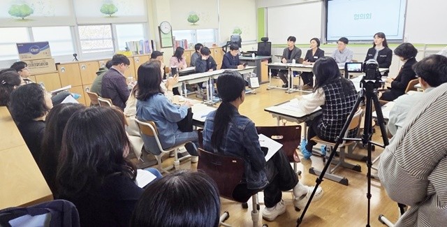 전남교과교육연구회 ‘2025 제4차 수업나눔 연수회’에 참여한 교사들이 수업나눔 후 협의회를 진행하고 있다.