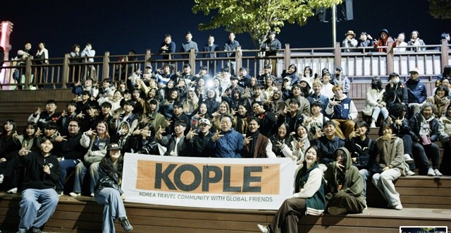 화순 꽃강길 음악분수를 감상하는 코플 관광객