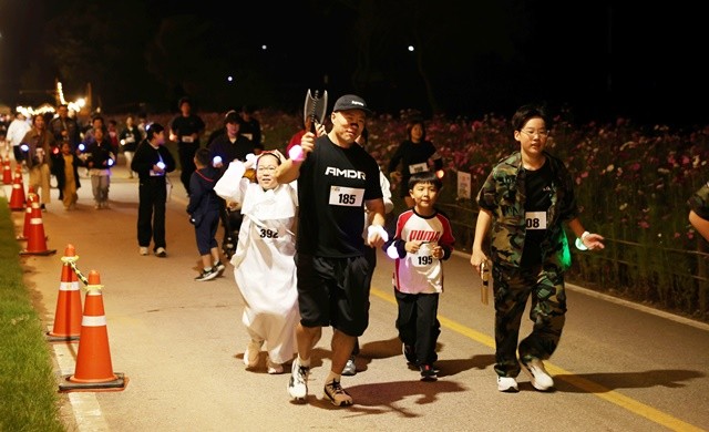 'J-라이트 런' 참가자들이 군복, 소복, 소품 등으로 분장한 채 달리고 있다. 장성군 제공