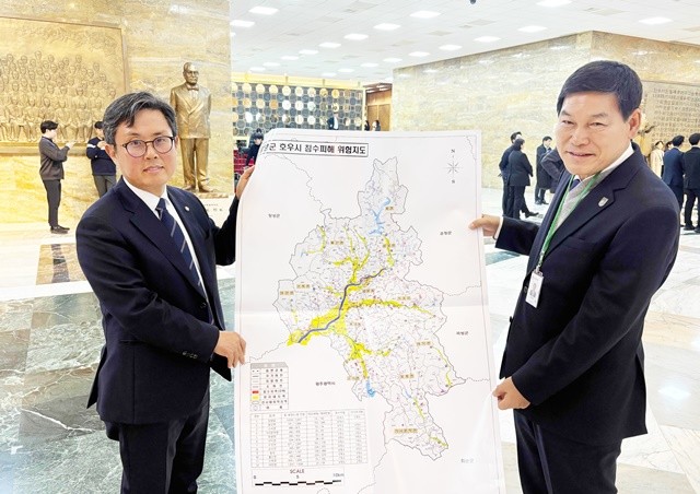 정철원 담양군수가 안도걸 의원과 면담하고 국비확보를 건의했다.