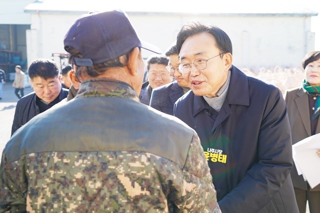 윤병태 나주시장이 14일 건조벼 매입 현장에서 농가들을 격려하고 있다.