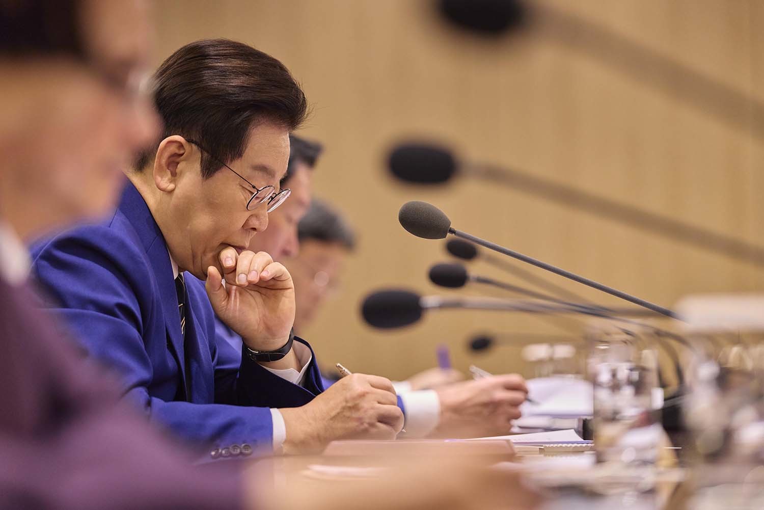 이재명 대통령이 16일 서울 용산 대통령실 청사에서 열린 한미 관세협상 후속 민관 합동회의에서 자료를 살펴보고 있다. / 대통령실 제공