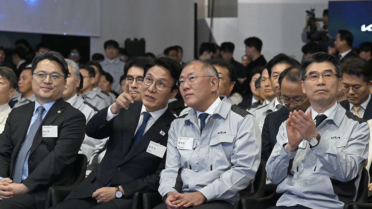 화성 EVO 플랜트 East 준공식 및 West 기공식에 참석한 주요인사. 왼쪽부터 문신학 산업통상자원부 1차관, 김민석 국무총리, 정의선 현대차그룹 회장, 송호성 기아 사장. / 기아