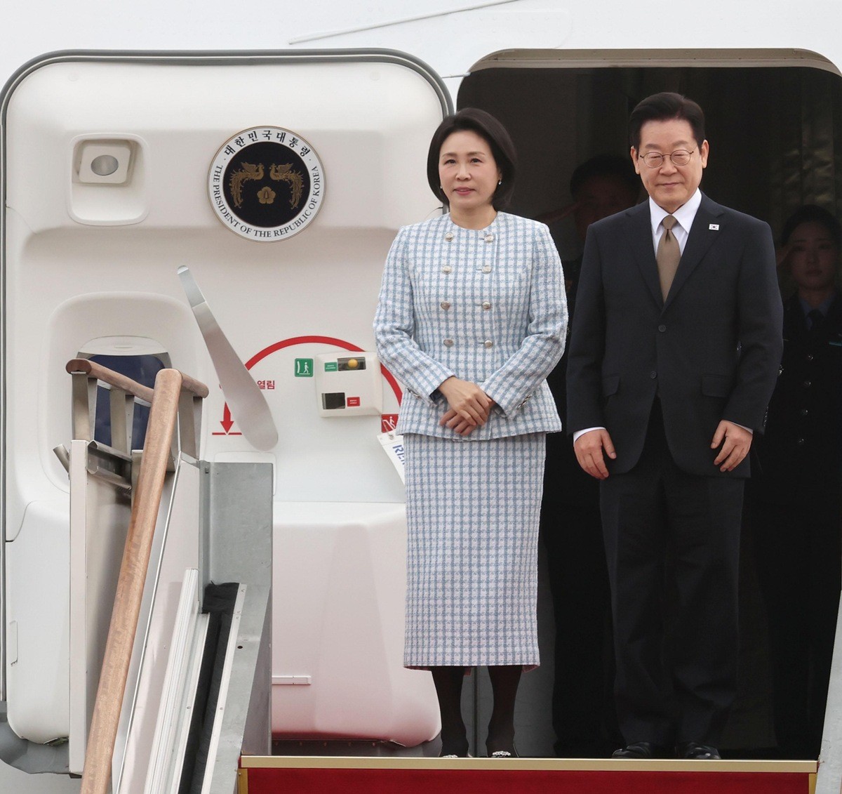 이재명 대통령과 김혜경 여사가 17일 오전 주요 20개국(G20) 정상회의 참석을 계기로 아프리카와 중동 등 4개국 순방을 위해 경기 성남 서울공항에서 공군1호기에 올라 있다. / 뉴스1