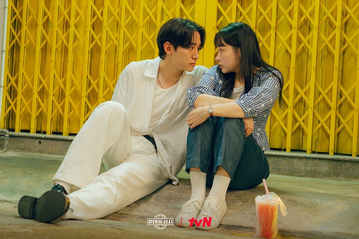 '태풍상사' 주연 배우 이준호와 김민하 / tvN