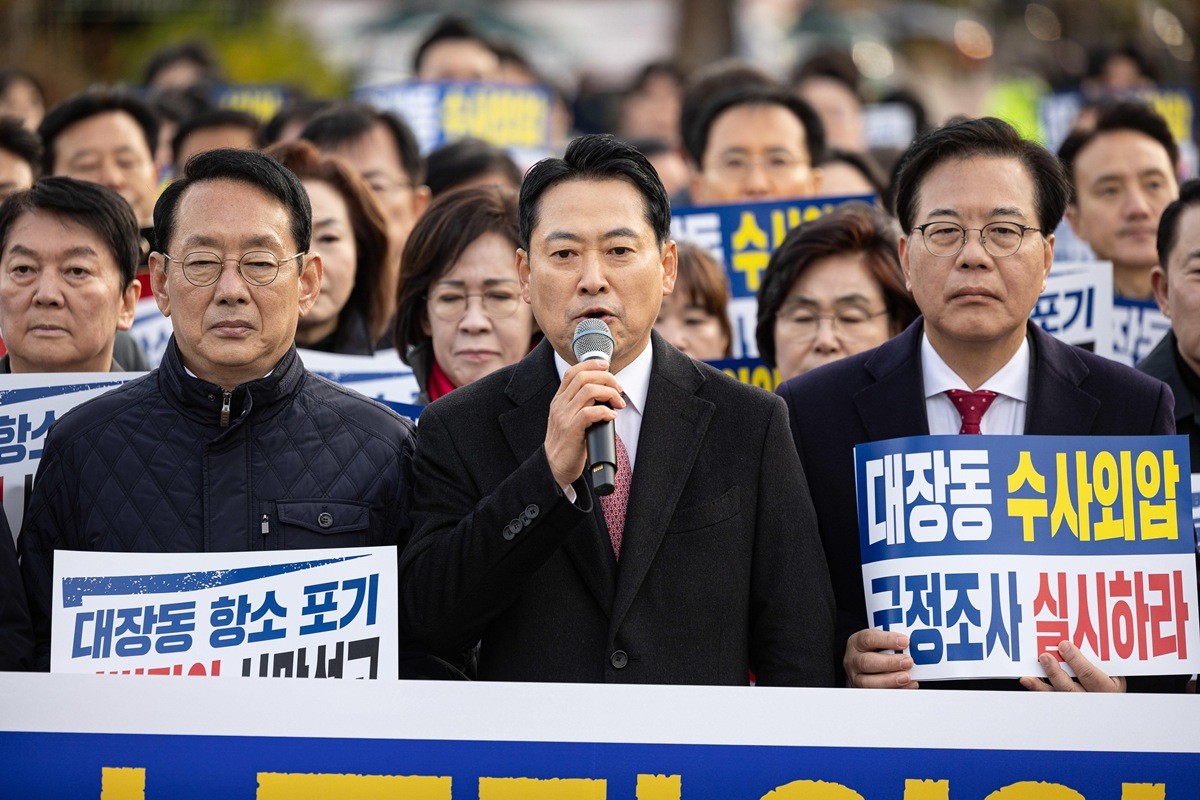 장동혁 국민의힘 대표가 17일 오전 서울 용산구 전쟁기념관 앞에서 열린 대장동 항소포기 외압 진상규명 국정조사 촉구 기자회견에서 규탄 발언을 하고 있다. / 뉴스1