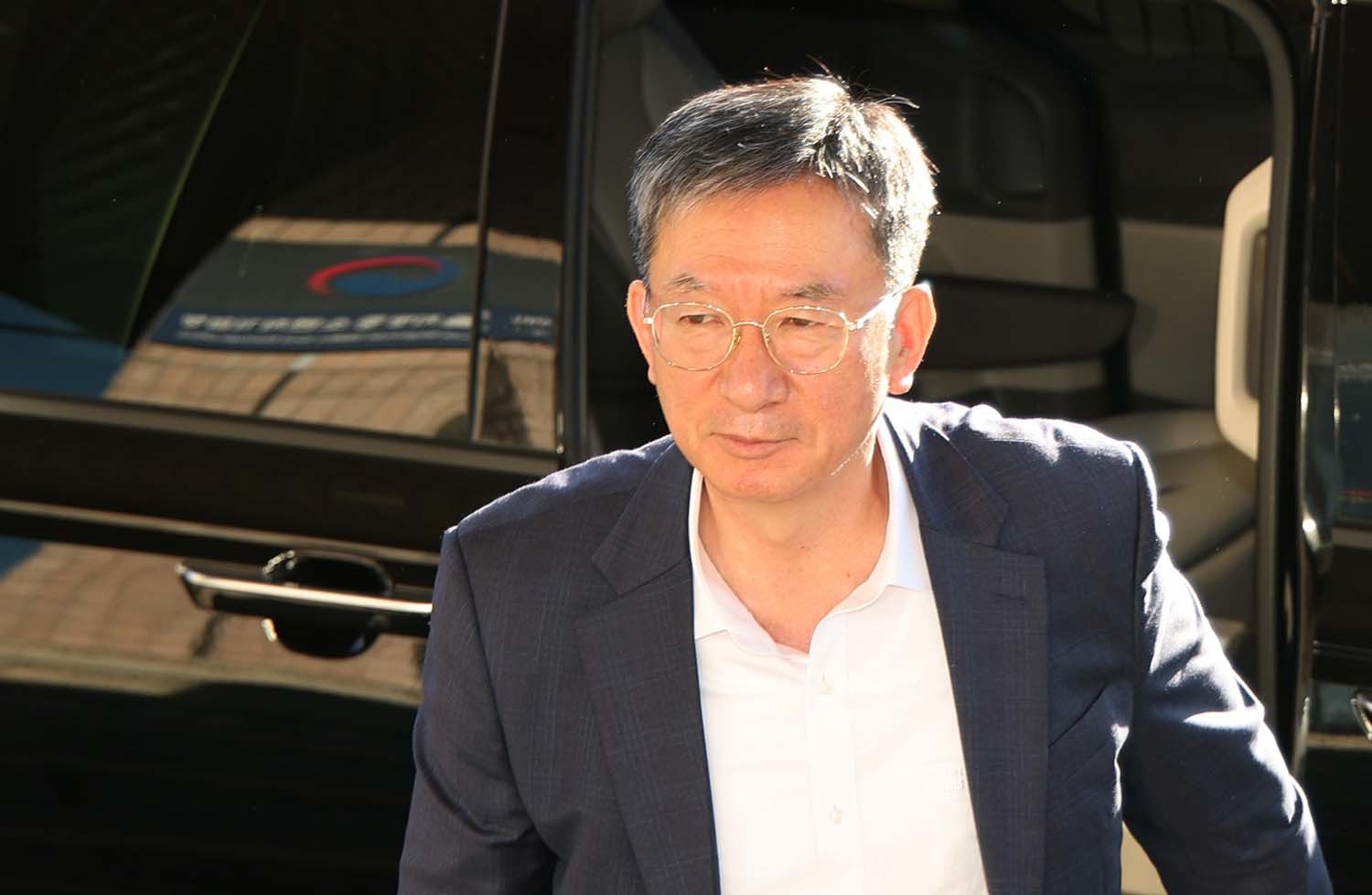 정성호 법무부 장관이 14일 오전 경기 과천시 정부과천청사 법무부로 출근을 하고 있다. / 뉴스1