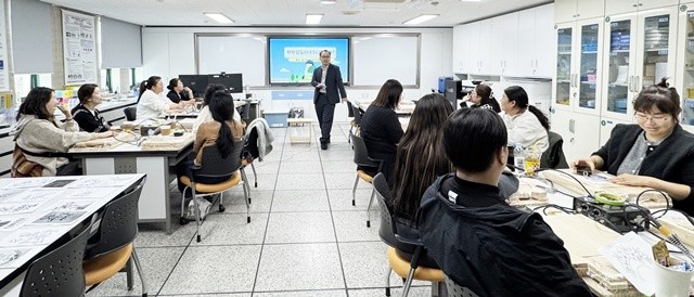 지난 14일 신안교육청에서 열린 ‘ESG 인식 확산 교육’에 참여한 학부모들이 우드버닝 체험을 하고 있다.