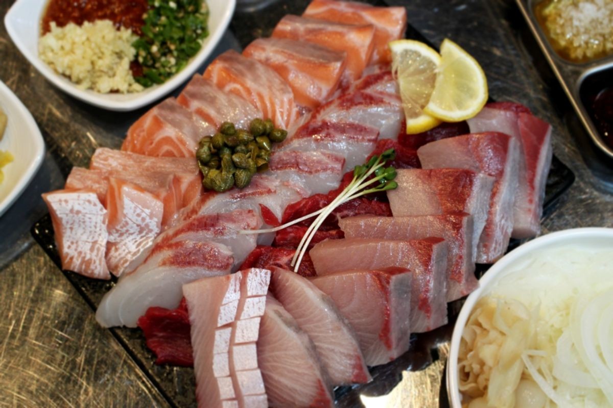 방어와 연어, 참치 등 다양한 회들 / rin2to-shutterstock.com