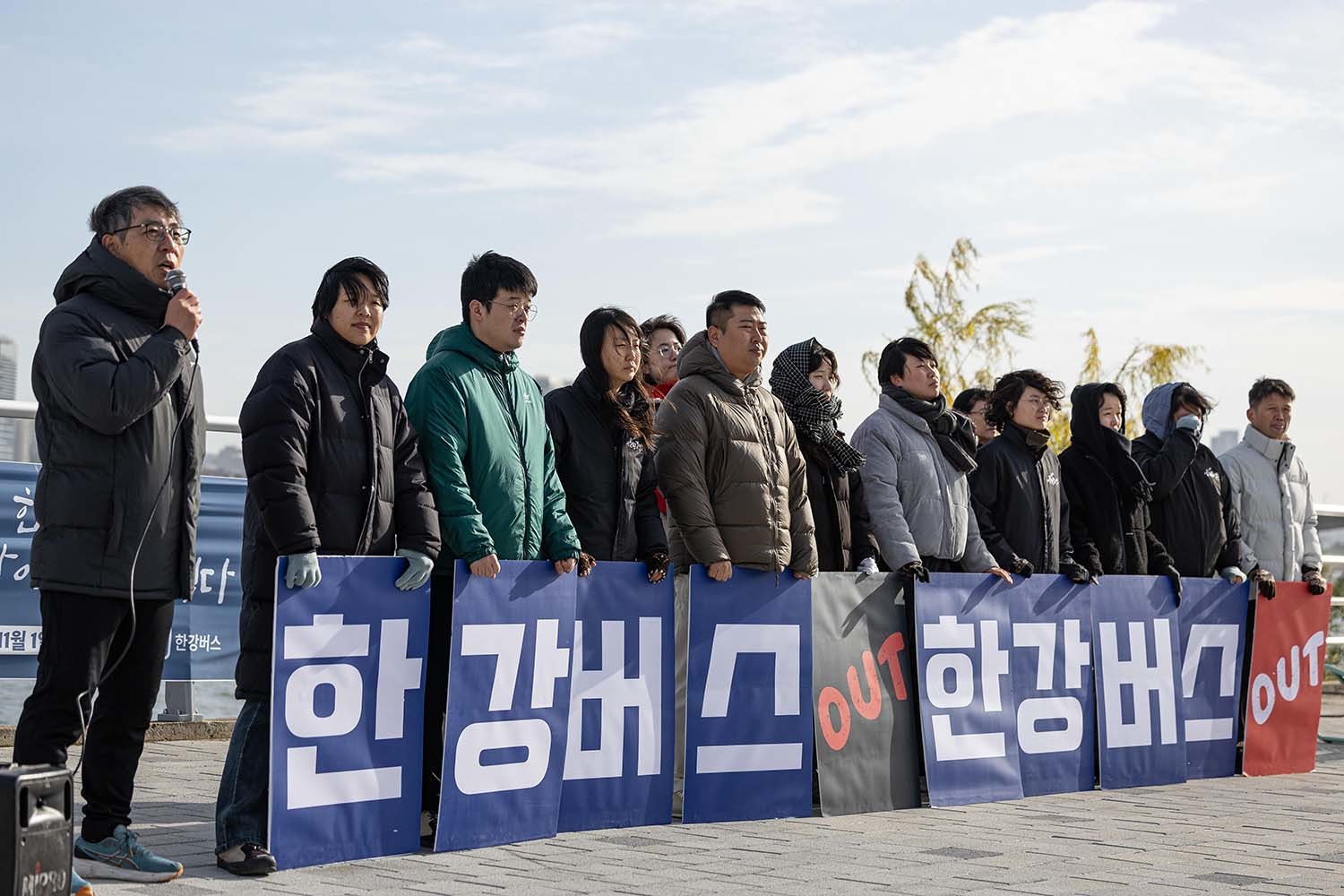 서울환경연합 회원들이 17일 서울 여의도 한강버스 선착장 앞에서 열린 강바닥 좌초 사고에도 운항 강행하는 서울시 규탄 한강버스 사업 전면 재검토 촉구 기자회견에서 발언을 하고 있다. / 뉴스1