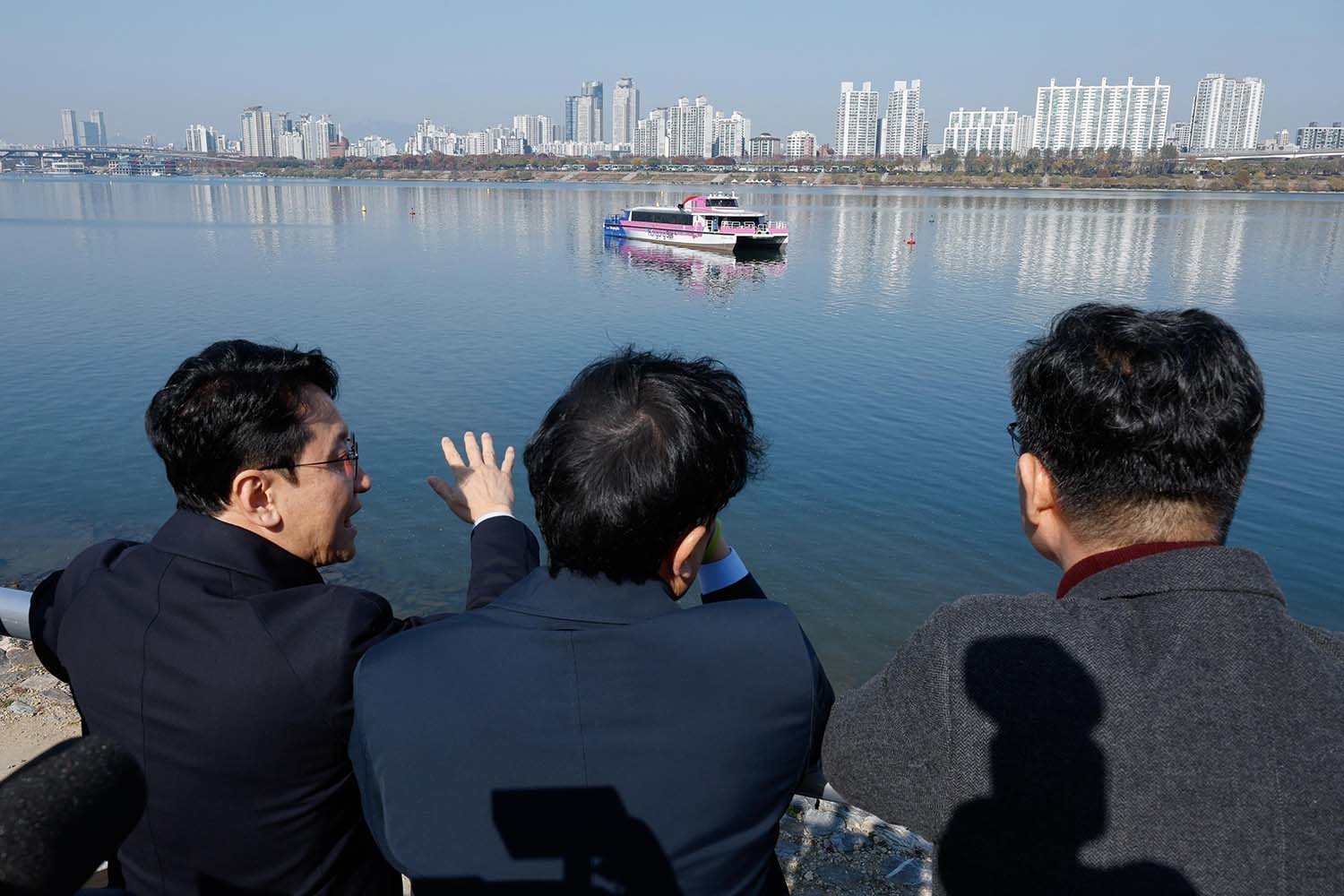 천준호(왼쪽부터), 박주민, 김남근, 더불어민주당 의원이 16일 서울 송파구 잠실선착장 인근 한강버스 중단 사고 현장을 살피고 있다. / 뉴스1