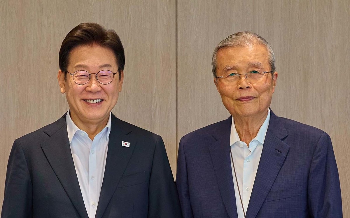 이재명 대통령이 7월 17일 서울 용산 대통령실 청사에서 김종인 전 국민의힘 비상대책위원장과 기념 촬영을 하고 있다. / 대통령실