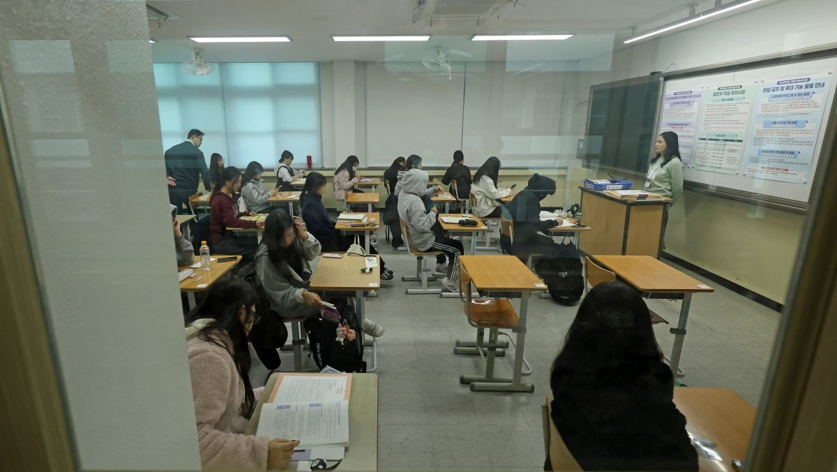 2026학년도 대학수학능력시험이 치러지는 13일 오전 대전교육청 27지구 제8시험장인 동대전고등학교에서 수험생들이 시험을 준비하고 있다. / 연합뉴스