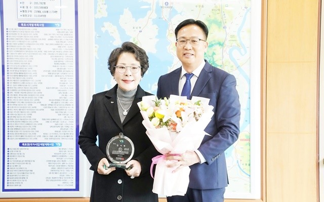 서순희 회장(왼쪽)과 조석훈 권한대행이 기념촬영을 하고 있다.