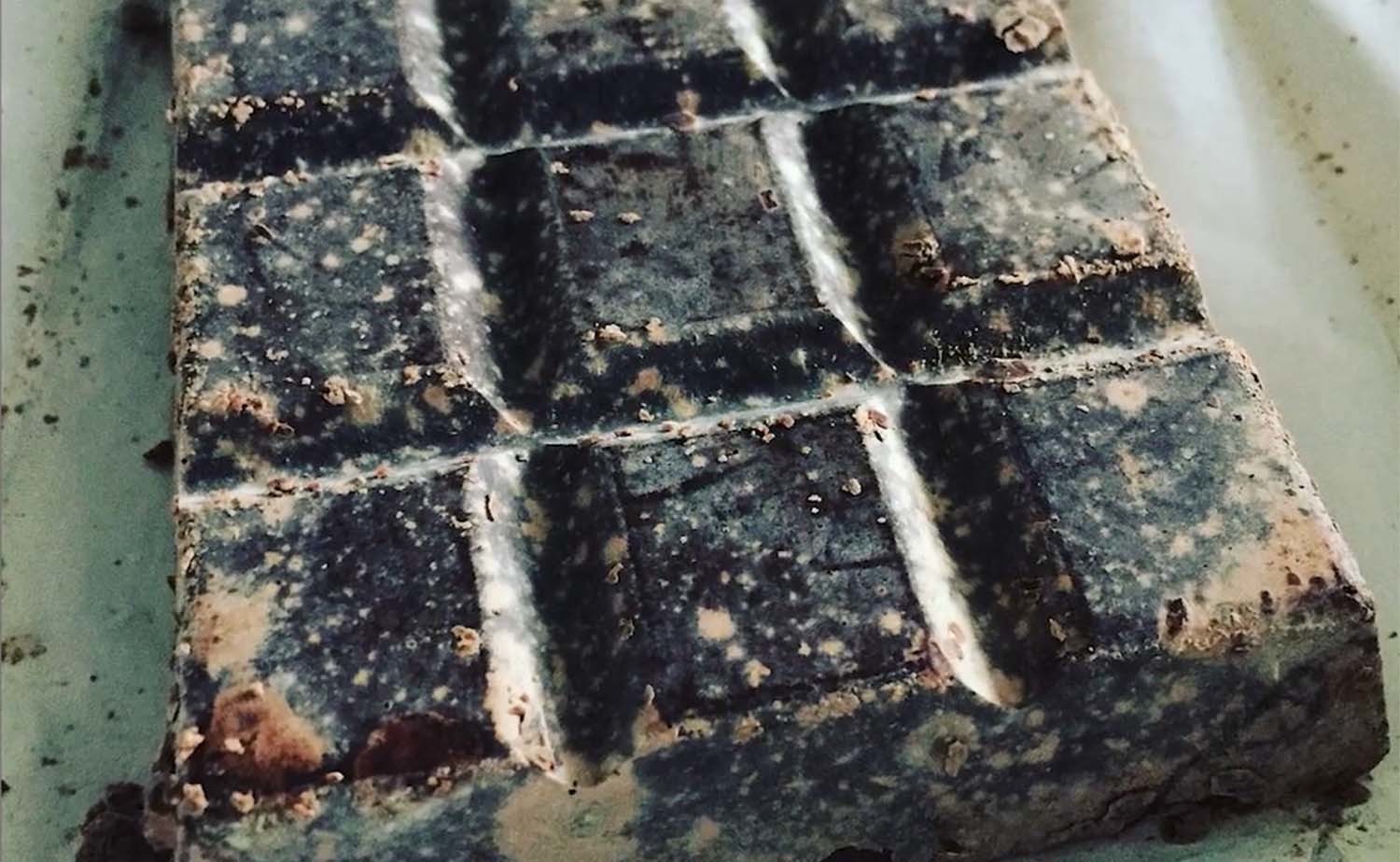 블룸 현상이 발생한 초콜릿. / 'Mashed' 유튜브