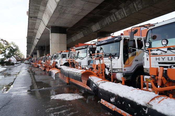성남 수정구 수질복원센터 하적장에 대기 중인 제설 차량들(자료사진). / 성남시