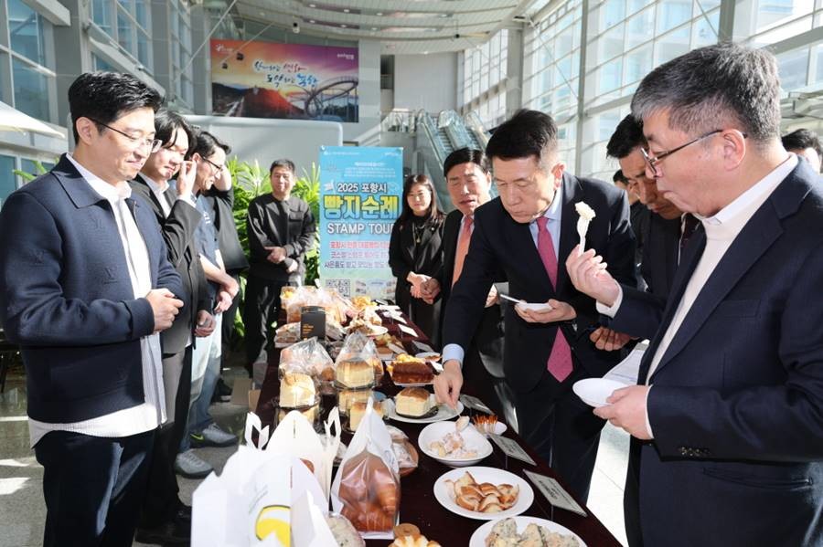 이강덕 시장 등 내빈들의 시식 모습/이하 포항시