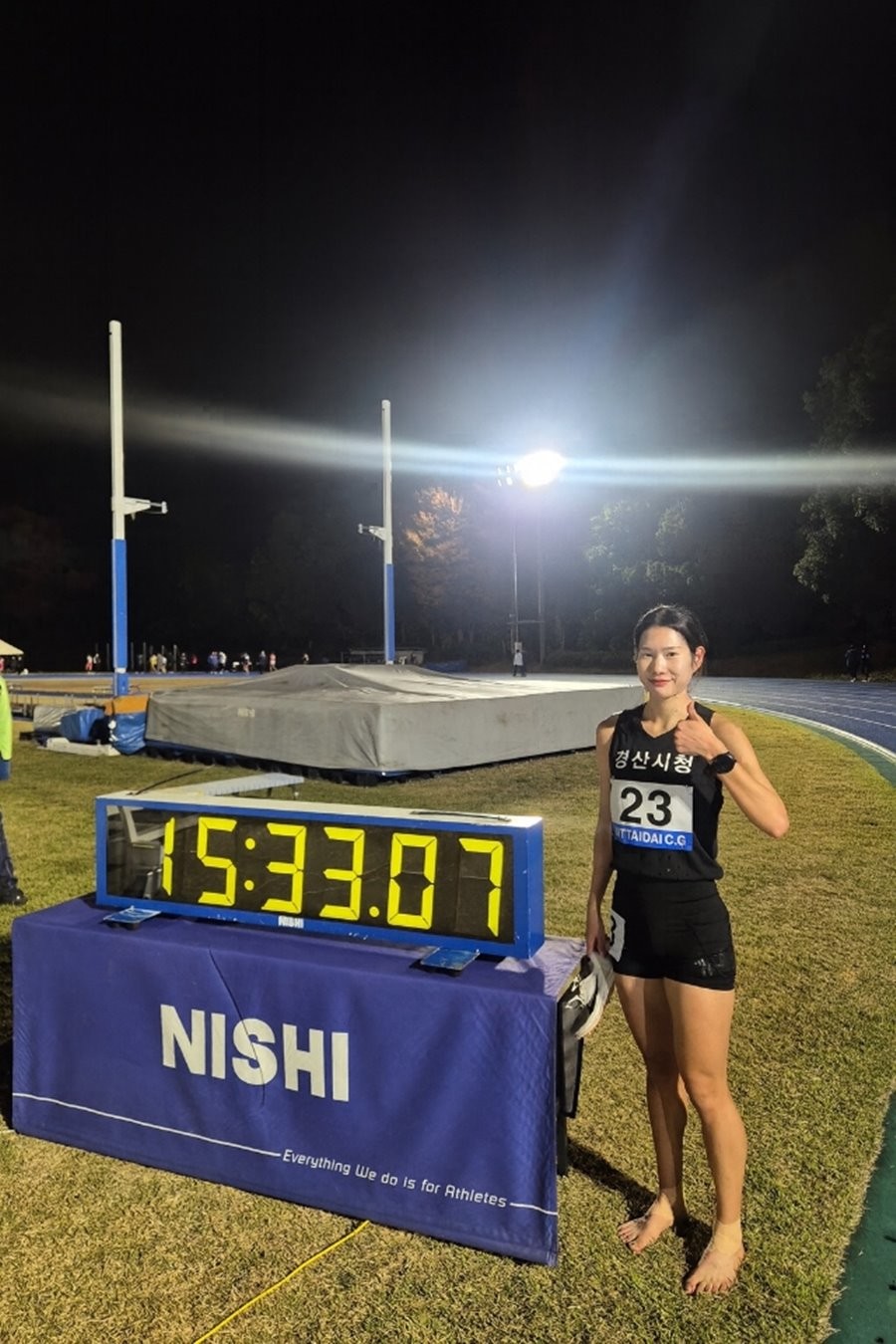 경산시청 직장운동경기부 육상팀 김유진 선수가 일본 가나가와현에서 열린 제18회 니타이다 챌린지 게임 여자 5000m 경기에서 15분 33초 07로 한국 신기록을 경산하고 기념촬영을 하고 있다. / 경산시 제공