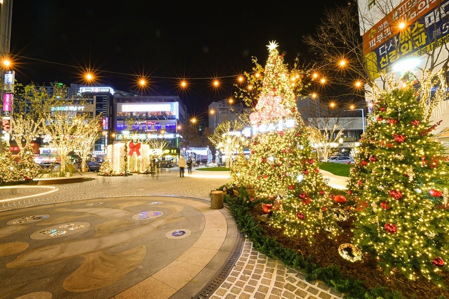 대구 달성군은 오는 21일 다사광장에서 크리스마스 경관조명의 점등식을 연다. 사진은 지난해 다사광장 크리스마스 경관조명 모습 / 대구 달성군 제공