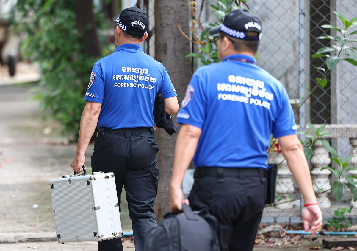 캄보디아 현지 경찰이 대학생 박모 씨의 부검을 위해 안치실로 들어가는 모습 / 뉴스1
