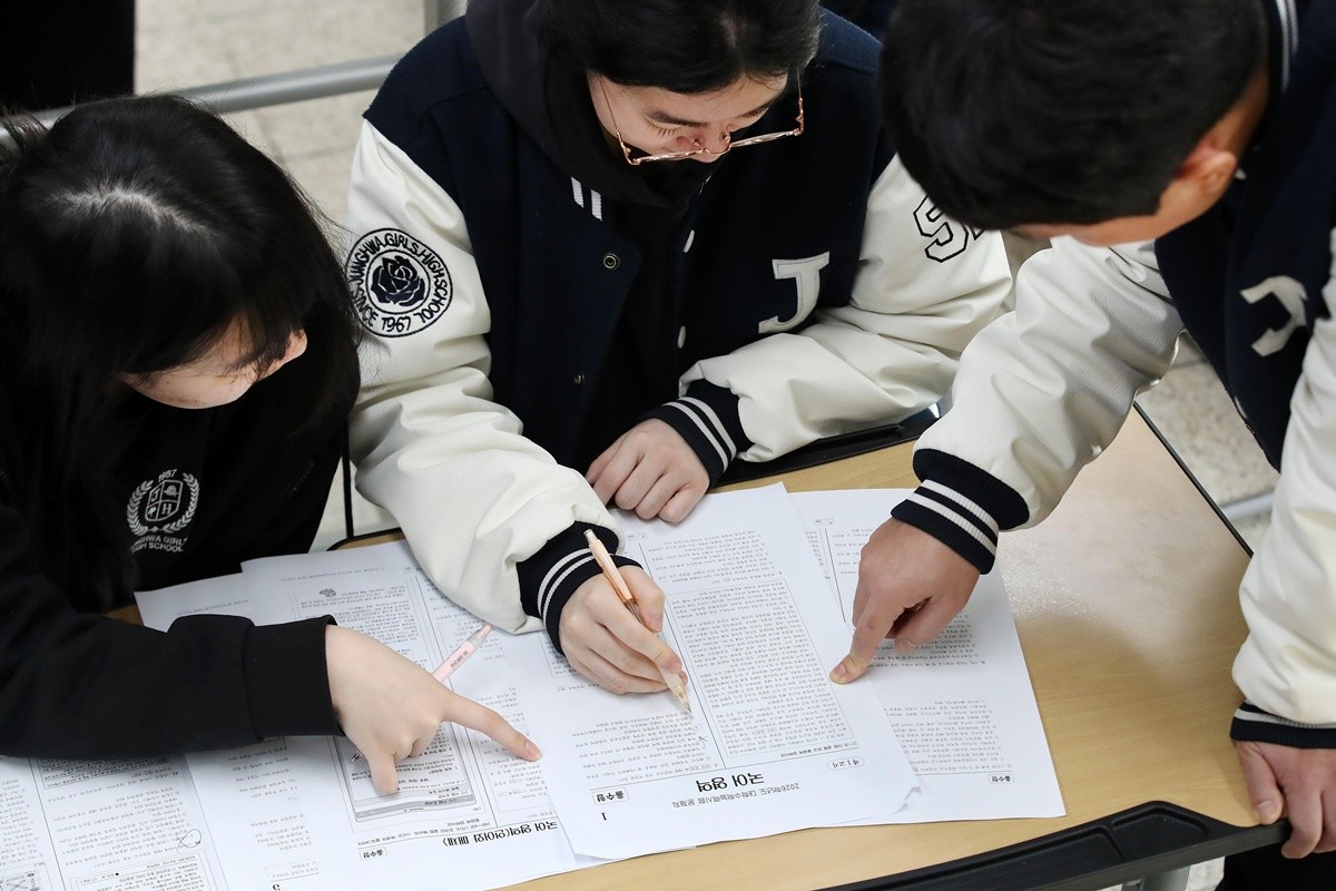 14일 한 고교에서 수험생들이 담임교사와 함께 전날 치른 2026학년도 수능 가채점을 하고 있다. / 뉴스1