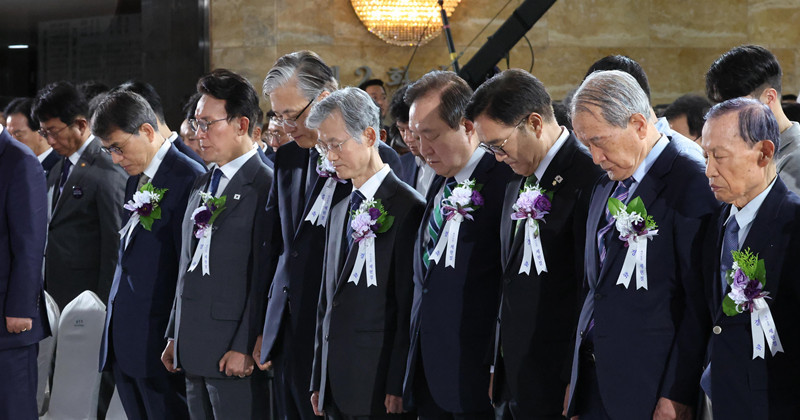 제77주년 제헌절 경축식 묵념 / 뉴스1