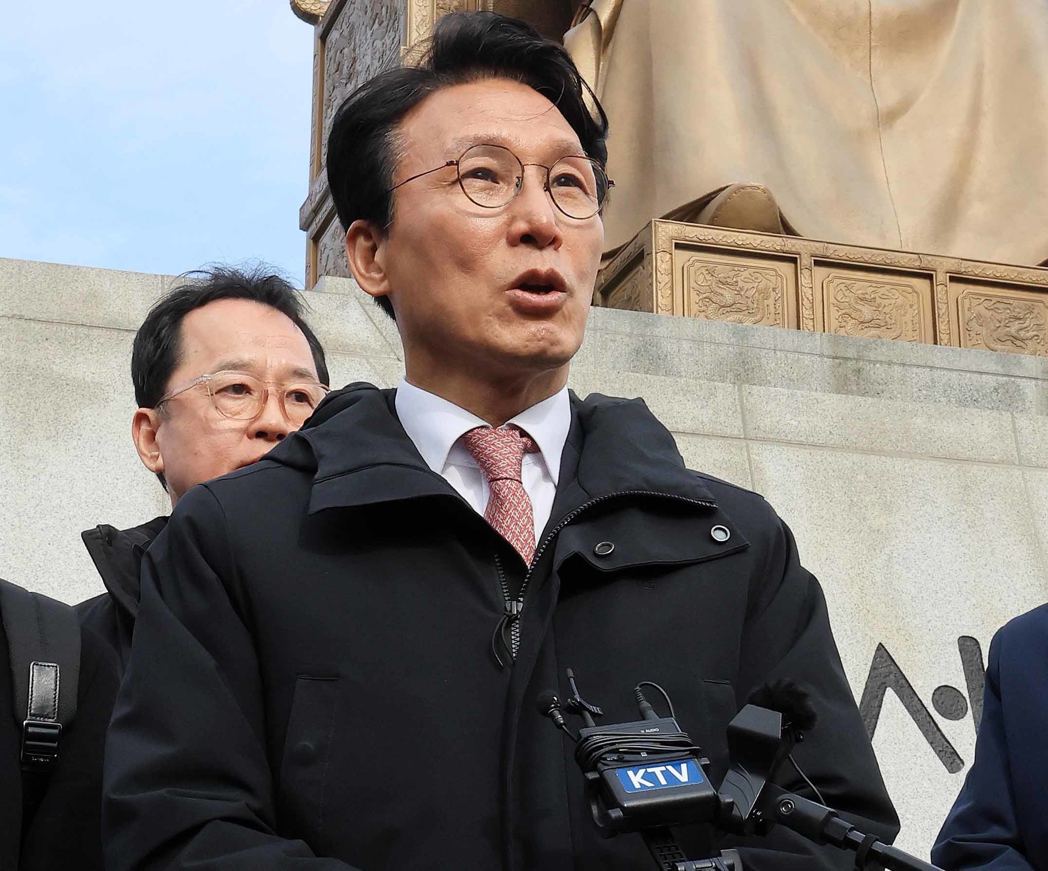 김민석 국무총리가 17일 서울 종로구 광화문광장 세종대왕상 앞에서 감사의 정원 공사현장 방문을 마치고 발언하고 있다. 한국전쟁 참전 22개국에 감사를 표하는 공간으로 참전국의 석재로 만든 총기모양의 조형물 23개가 세워질 예정이다. / 뉴스1