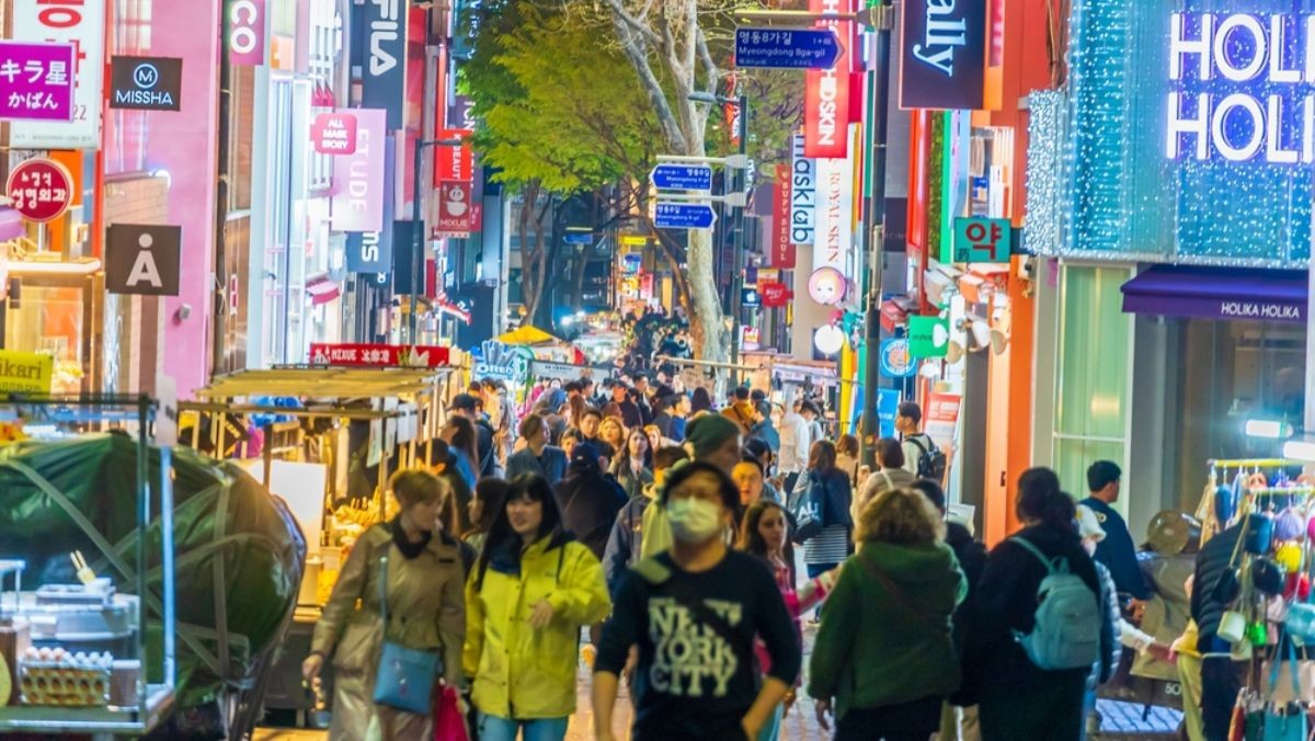 서울 명동 길거리 / f11photo-shutterstock.com