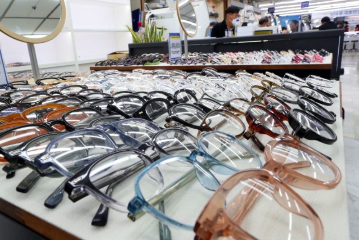 서울 시내 한 안경점에 안경이 진열돼 있다. / 뉴스1