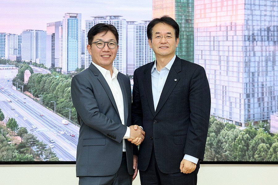 (오른쪽)이동환 고양특례시장과 김유원 네이버클라우드 대표이사